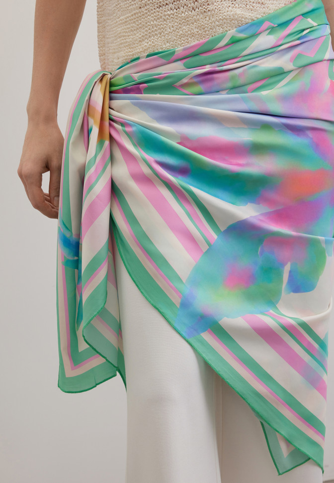 Палантин из гладкой струящейся ткани с принтом