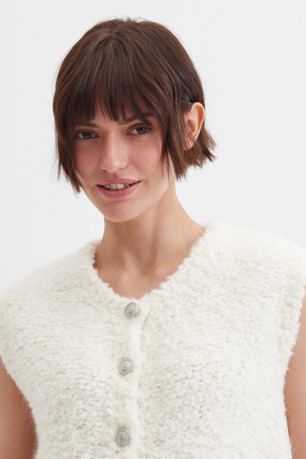 Жилет вязаный