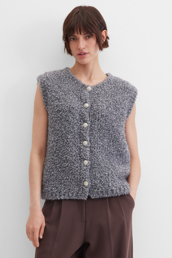 Жилет вязаный