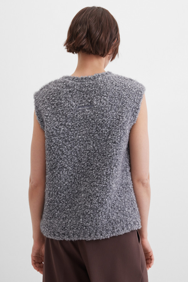 Жилет вязаный