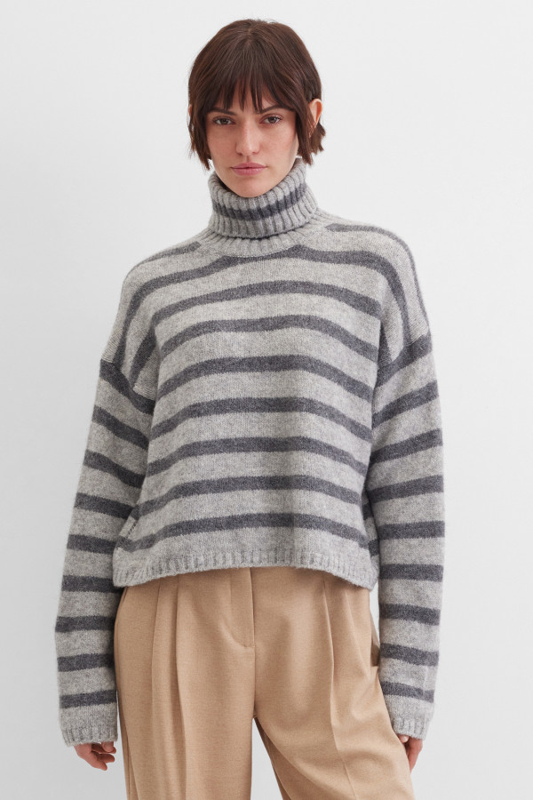 Свитер в полоску