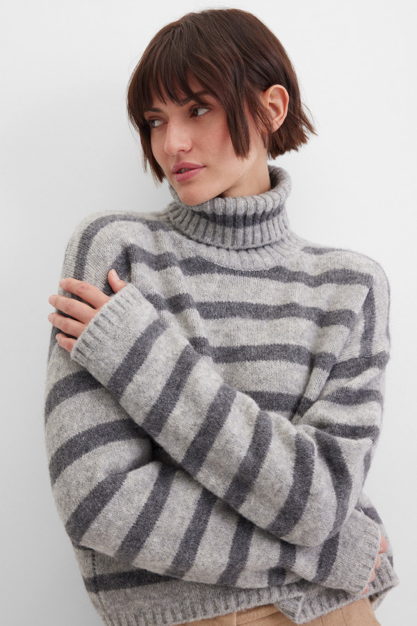 Свитер в полоску