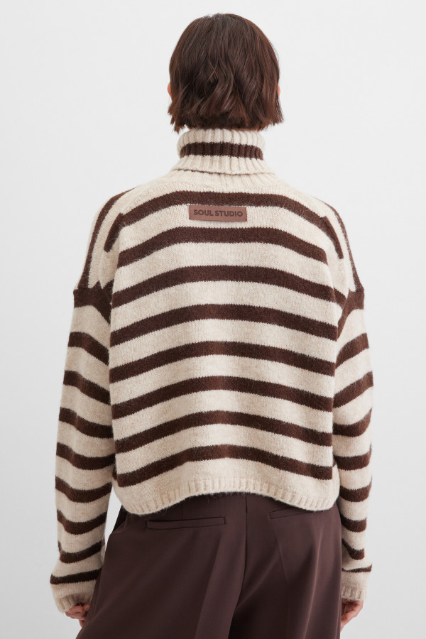 Свитер в полоску