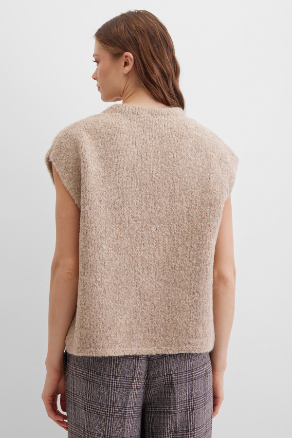 Жилет вязаный