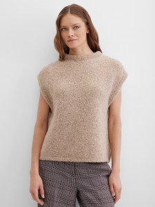 Жилет вязаный