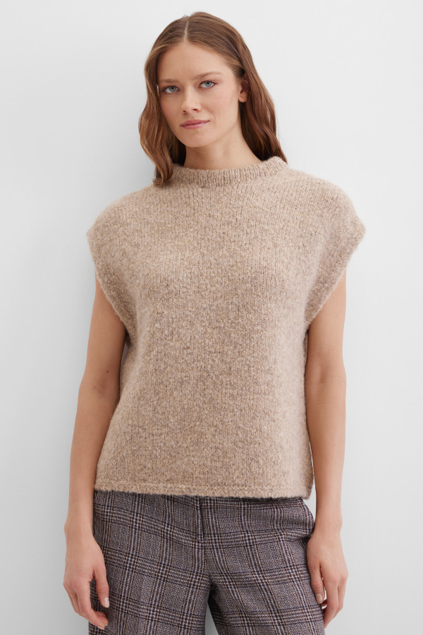 Жилет вязаный