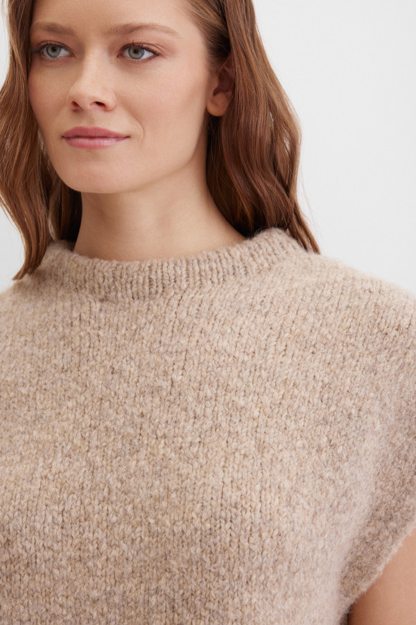 Жилет вязаный