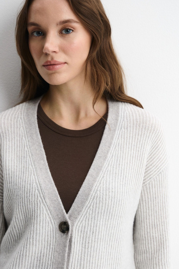 Кардиган с  пуговицами