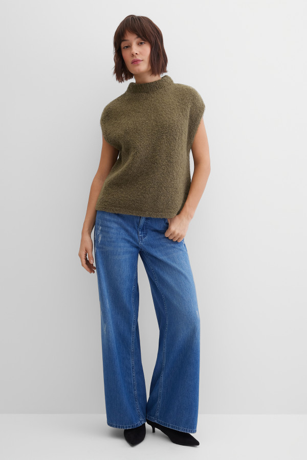 Жилет вязаный