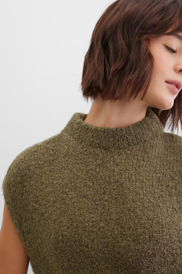 Жилет вязаный