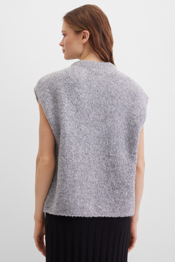 Жилет вязаный