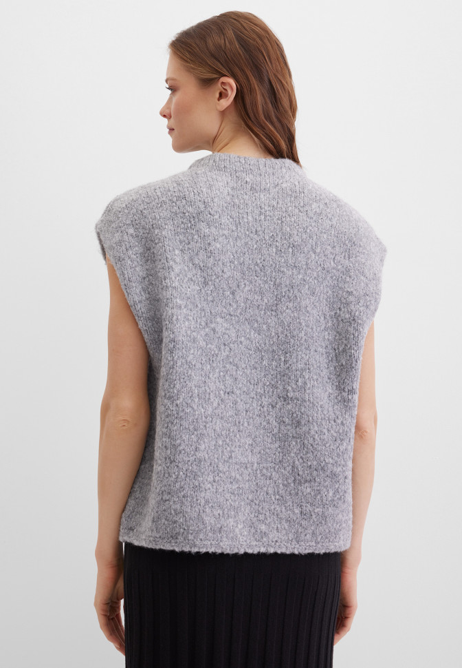 Жилет вязаный