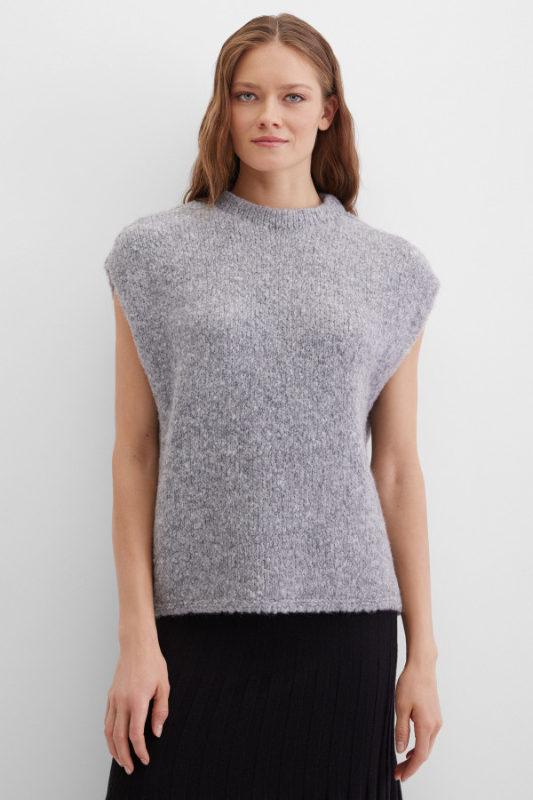 Жилет вязаный