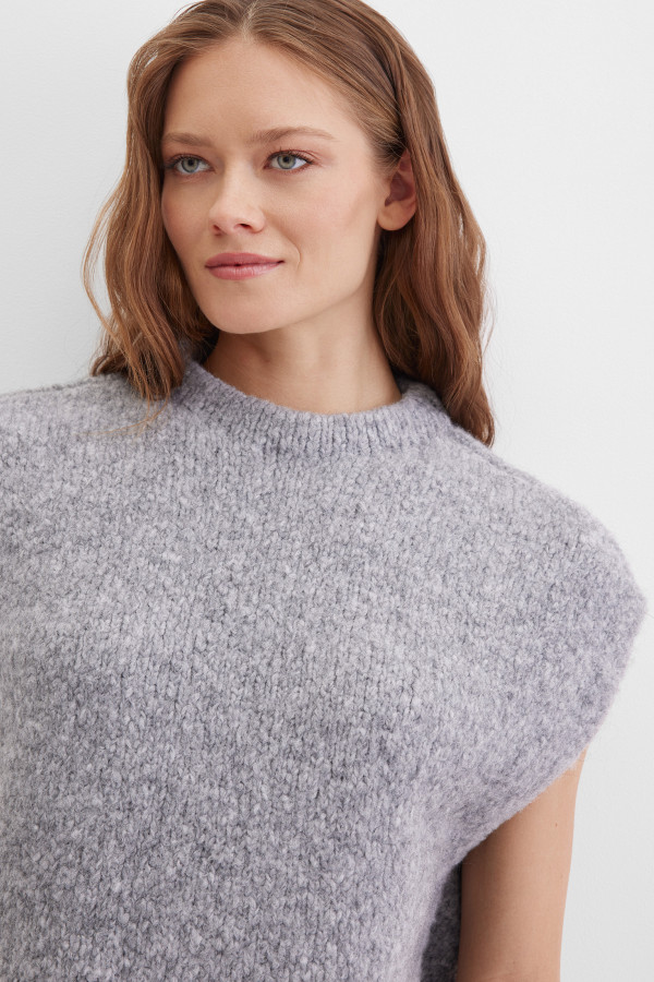 Жилет вязаный