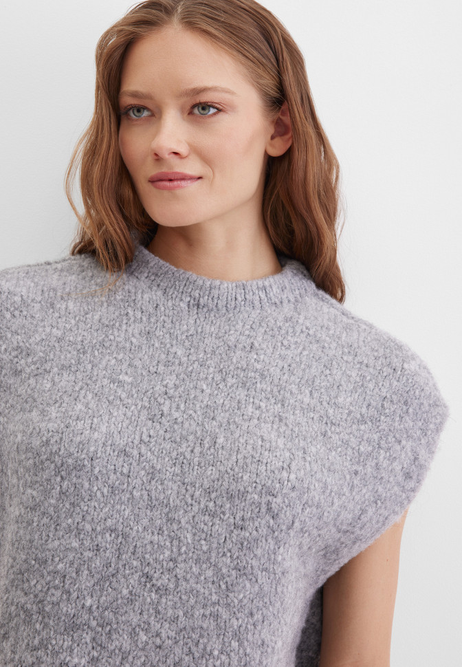 Жилет вязаный