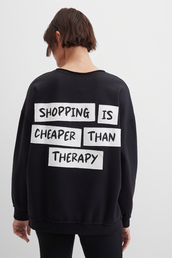 Свитшот с нашивками на спине