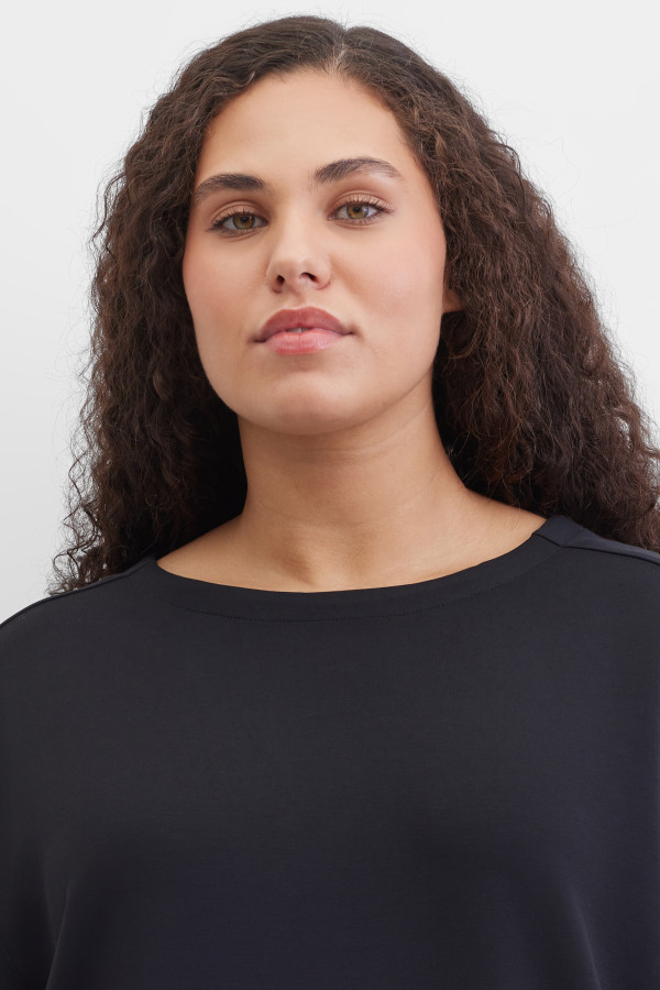 Футболка со спущенными рукавами