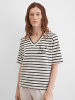 Футболка с V-вырезом