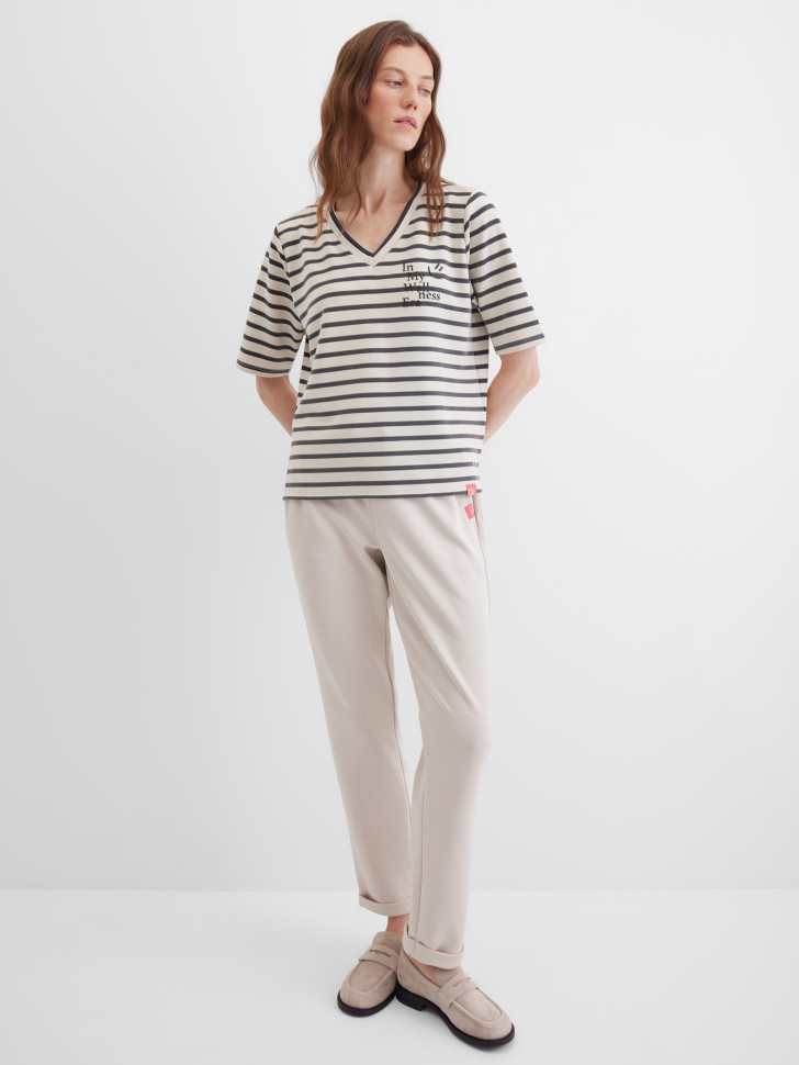 Футболка с V-вырезом