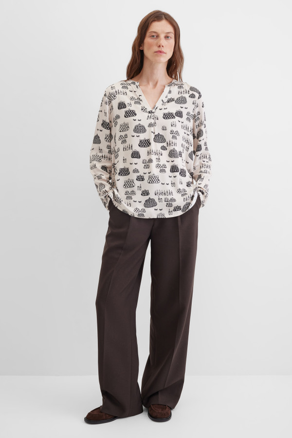 Блузка с V-вырезом