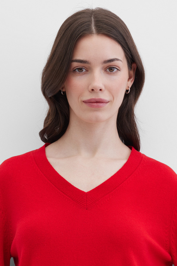 Пуловер с V-образным вырезом и длинными рукавами