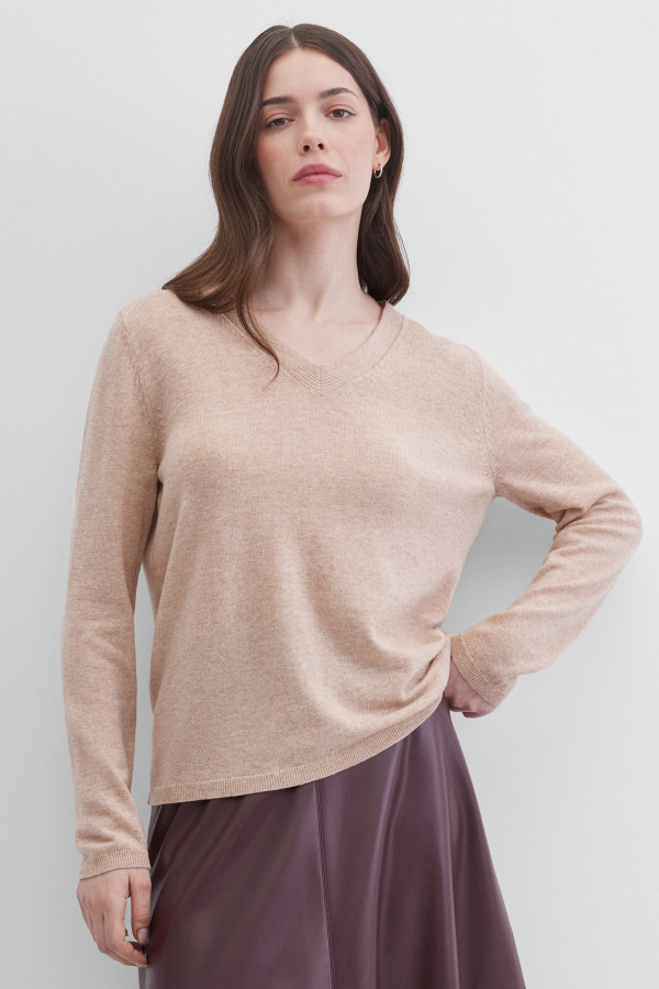 Пуловер с V-образным вырезом