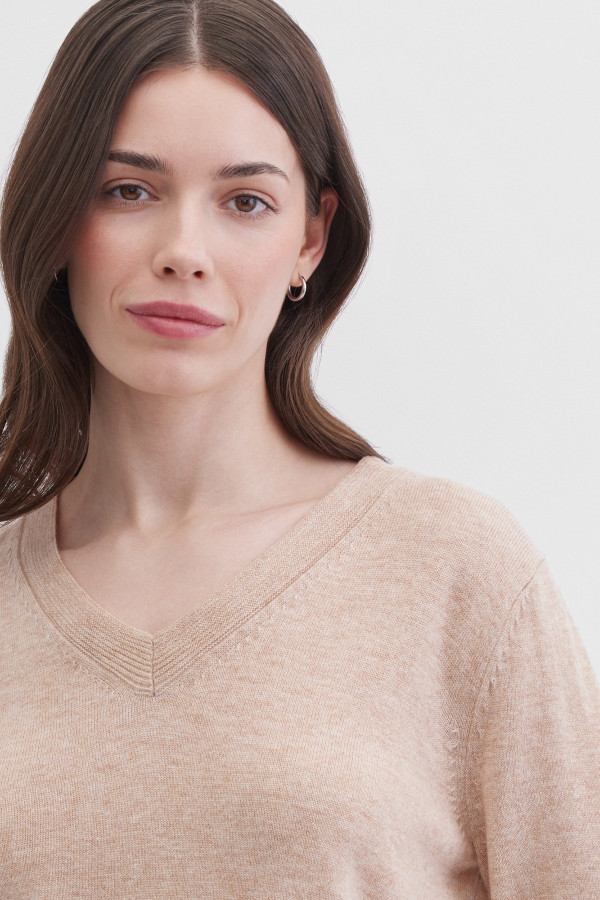 Пуловер с V-образным вырезом