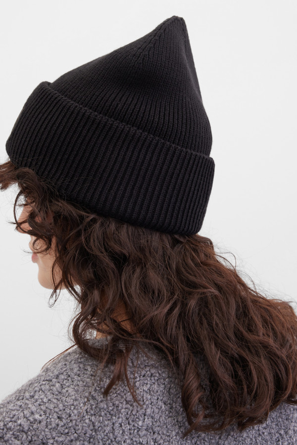 Шапка с нашивкой