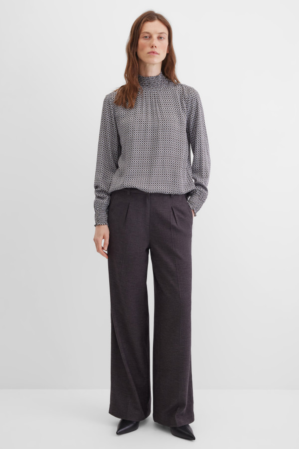 Блузка с воротником-стойкой