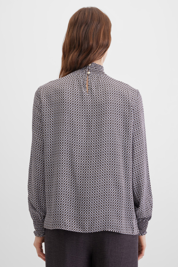 Блузка с воротником-стойкой