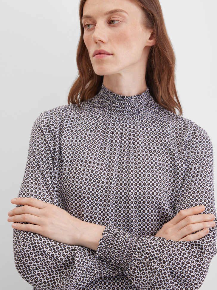 Блузка с воротником-стойкой