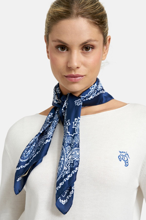 Платок в принте пейсли