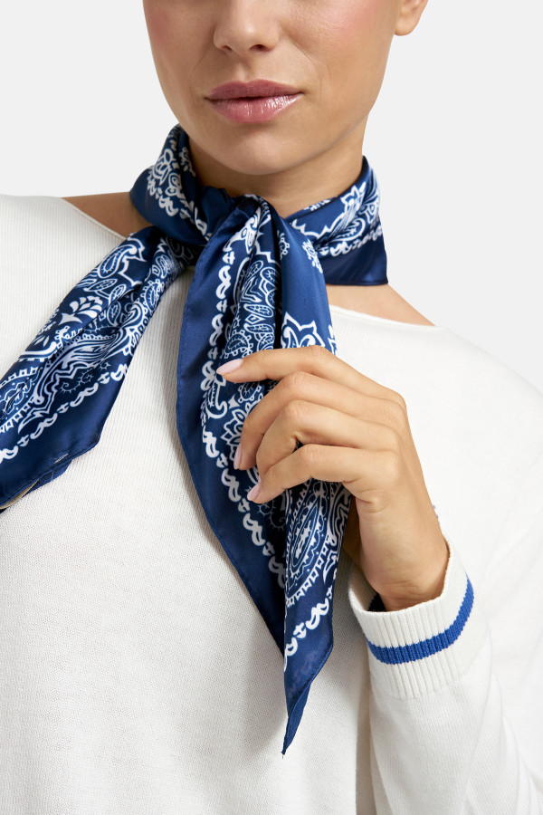 Платок в принте пейсли