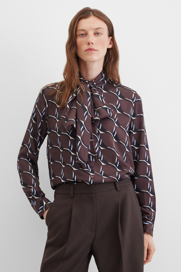 Блузка с бантом