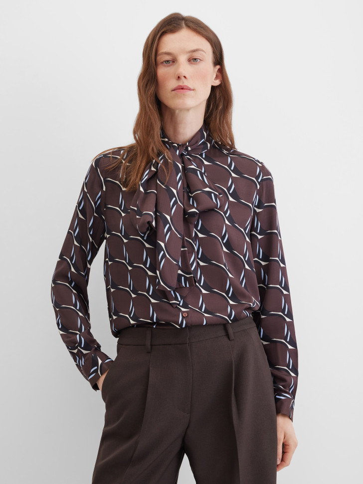 Блузка с бантом