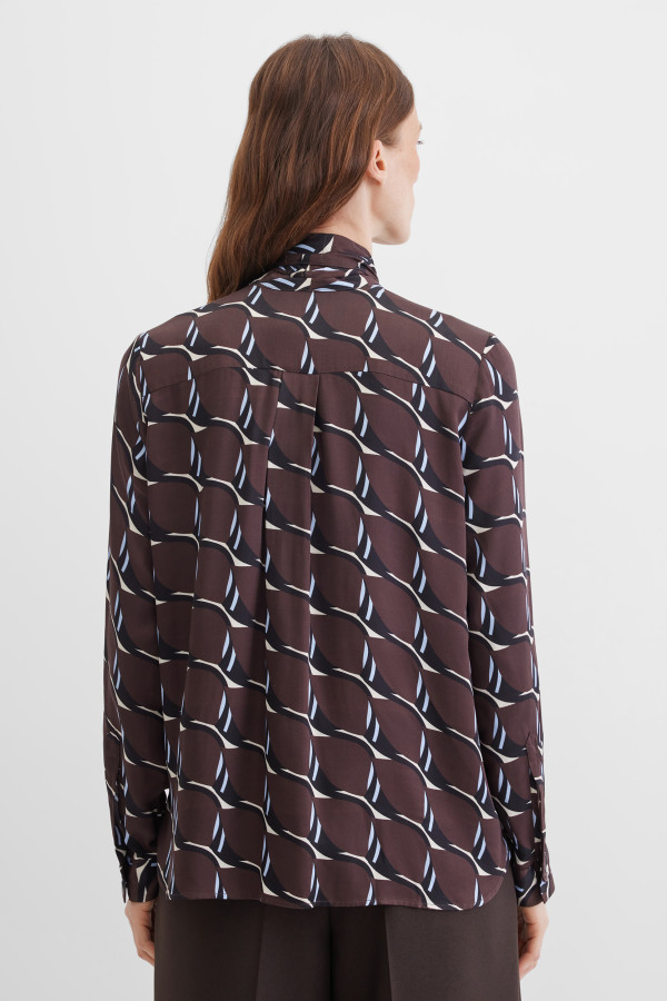 Блузка с бантом