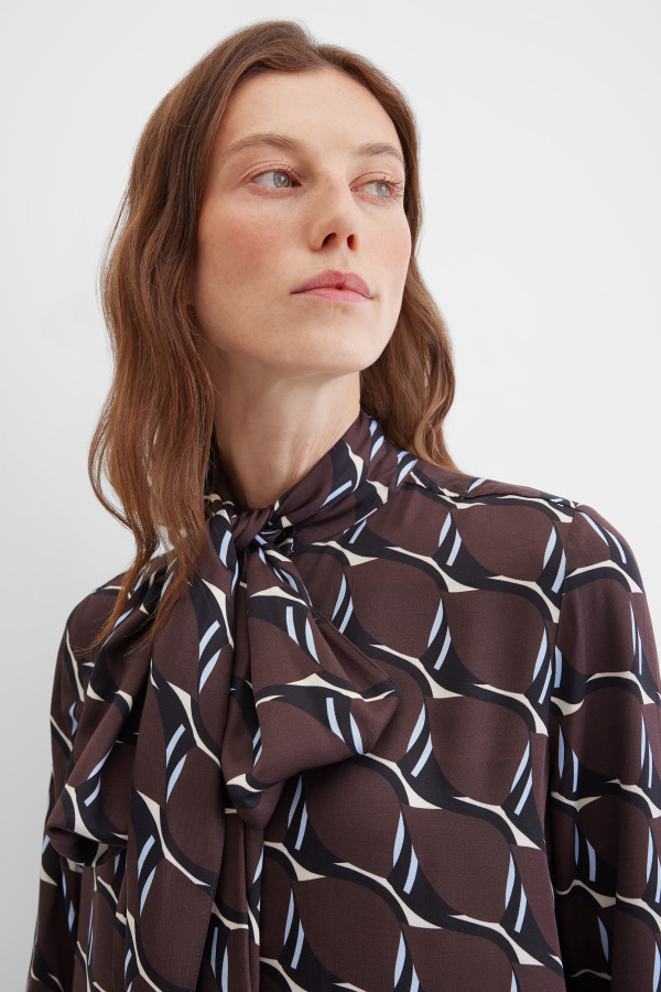 Блузка с бантом