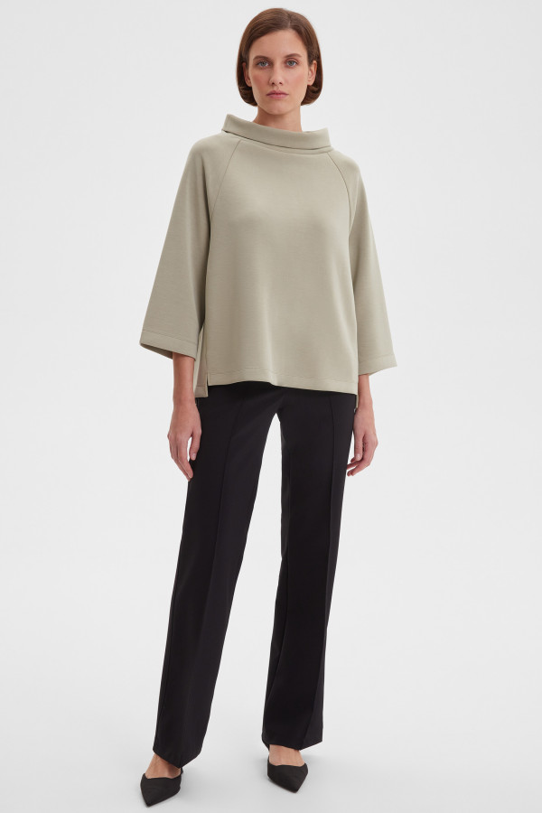 Свитшот с рукавами 3/4 и воротом-стойкой