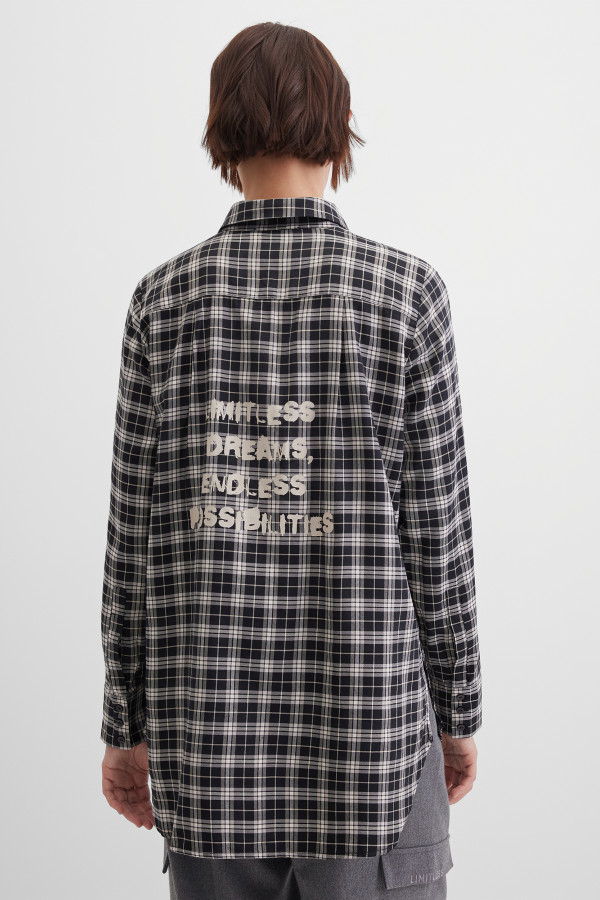 Рубашка в клетку с надписью на спине