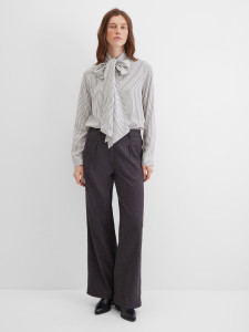 Блузка с бантом