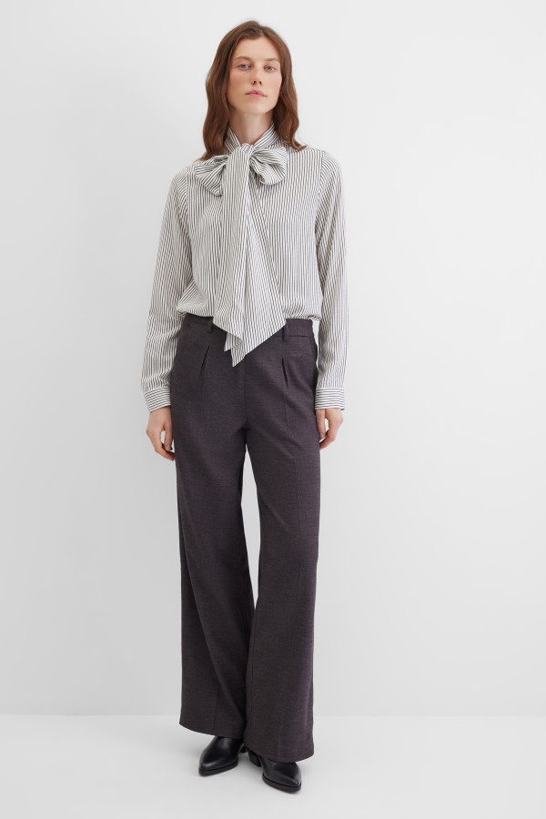 Блузка с бантом