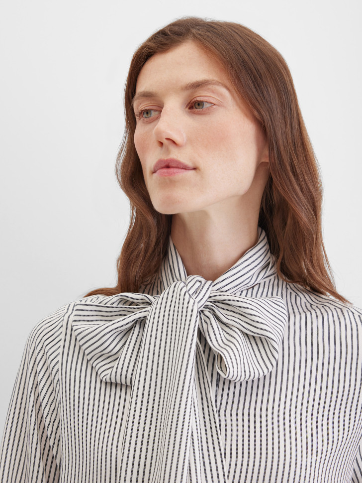 Блузка с бантом