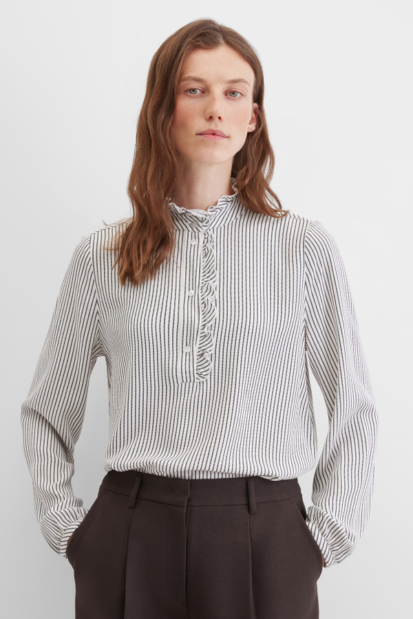 Блузка с воротником-стойкой