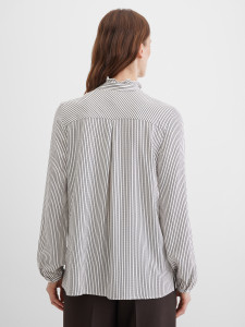 Блузка с воротником-стойкой