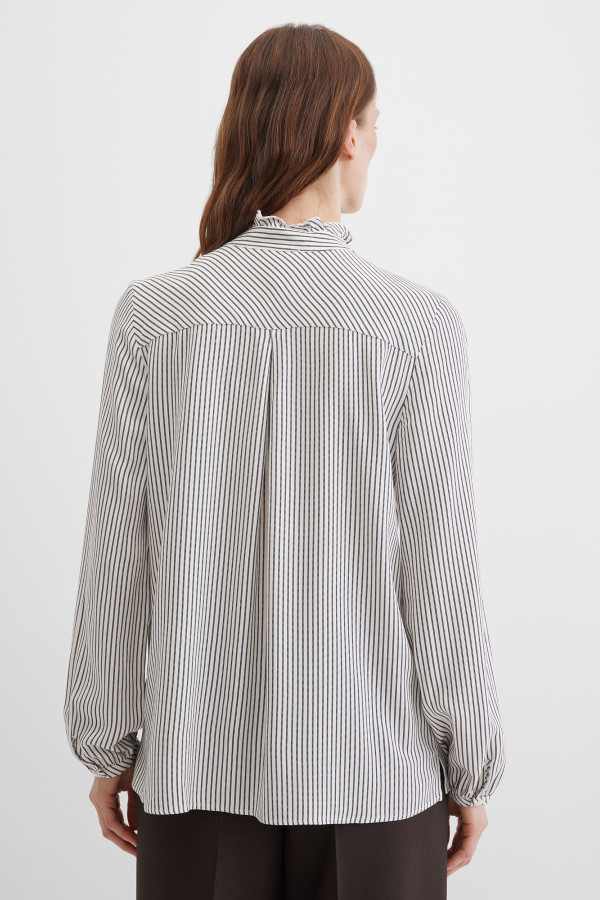 Блузка с воротником-стойкой