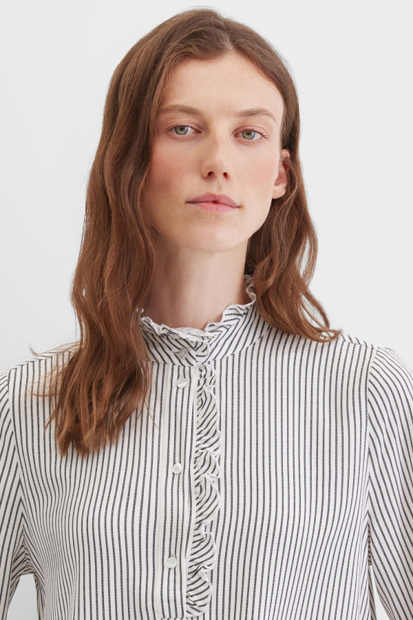 Блузка с воротником-стойкой