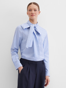 Блузка с бантом