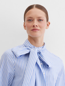 Блузка с бантом