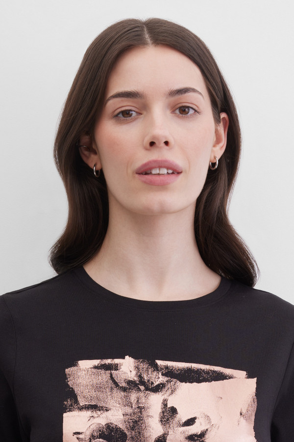 Лонгслив с абстрактным принтом