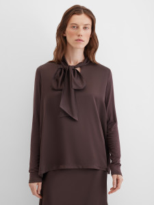 Блузка с бантом